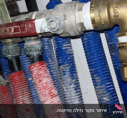 צינורות פלסטיק כחולים ואדומים עם מחברים מתכתיים
